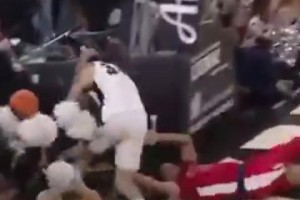 臥槽！！這不只是惡犯了，這是犯罪啊！NCAA暴力犯規(guī)引發(fā)沖突
